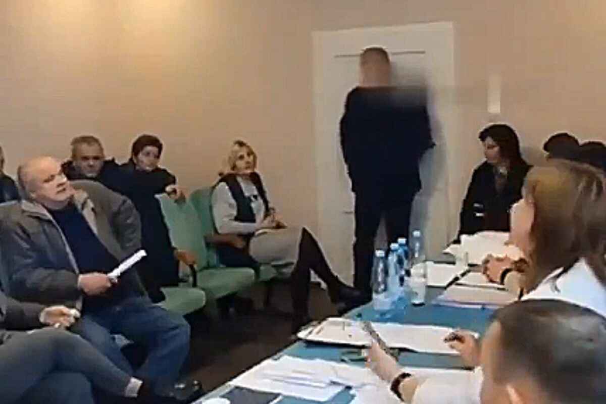 Un concejal ucraniano siembra el pánico al detonar granadas en una reunión municipal