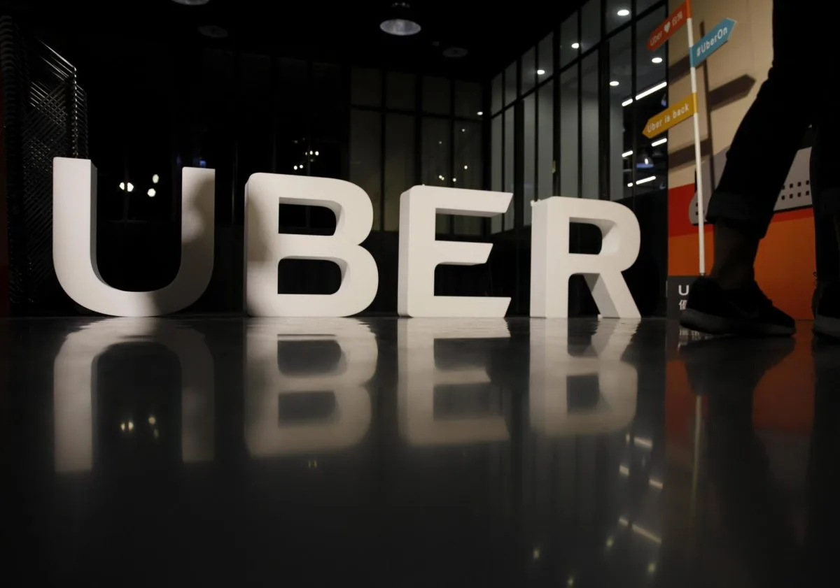 Uber y sindicato de taxistas de Cancún firman acuerdo de colaboración tras años de disputa