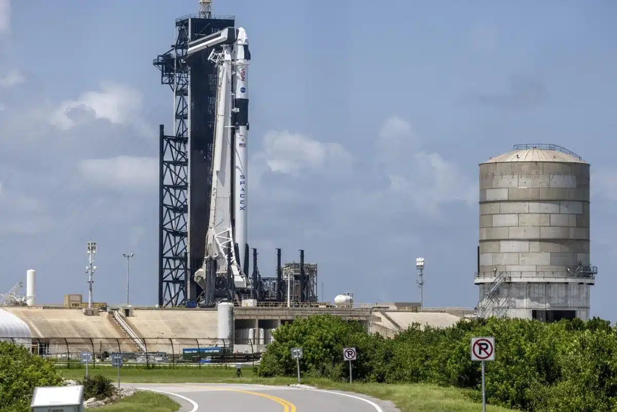 Un histórico cohete propulsor de SpaceX se parte en dos cuando era transportado a Florida