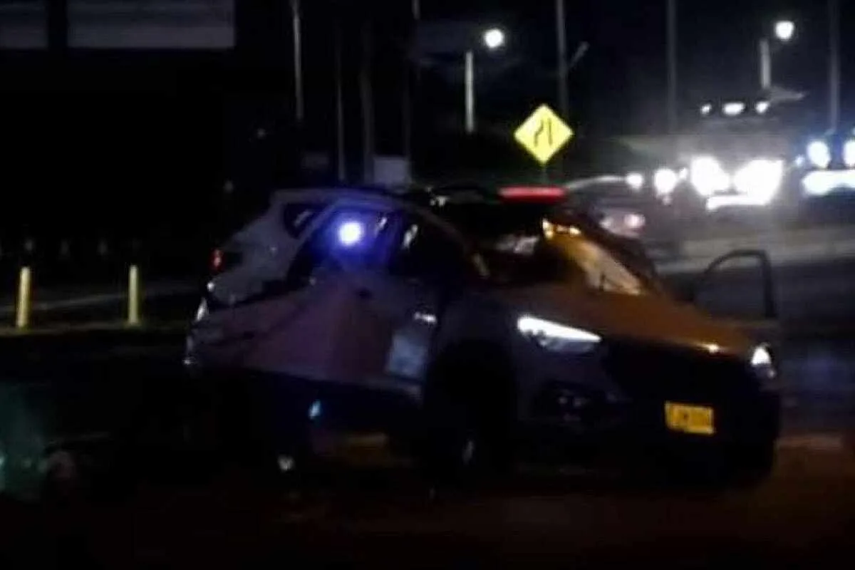 Dos personas perdieron la vida al volcarse una camioneta en un accidente en el norte de Bogotá, en la vía que lleva a Chía