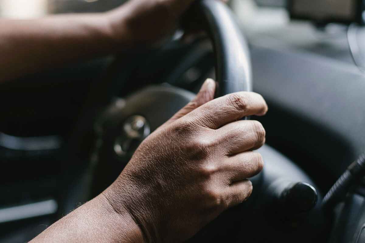 Qué significa y cómo solucionar el olor a gasolina en tu vehículo