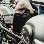 La batería de tu moto: cómo detectar si está en mal estado, cuánto dura y qué modelo comprar