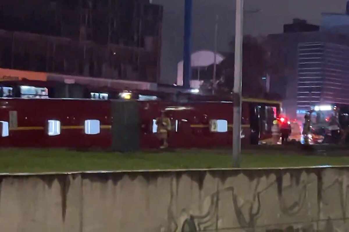 Bus de Transmilenio se volcó en la NQS con Calle 80 y causó caos vehicular y varios heridos