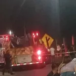 Increíble accidente en Medellín: un hombre cayó de una chiva y fue arrollado por el mismo vehículo