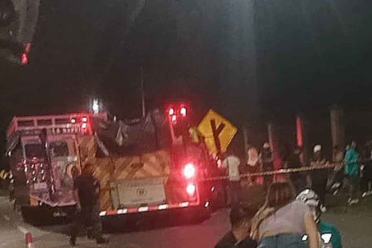 Increíble accidente en Medellín: un hombre cayó de una chiva y fue arrollado por el mismo vehículo