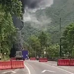 Vía al Llano: una tractomula con nafta se volcó e incendió en el túnel de Quebrada Blanca
