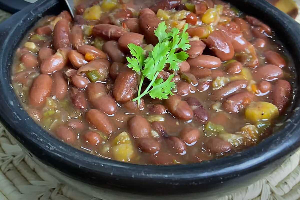 No te pierdas esta receta de frijoles colombianos con plátano verde y tocino