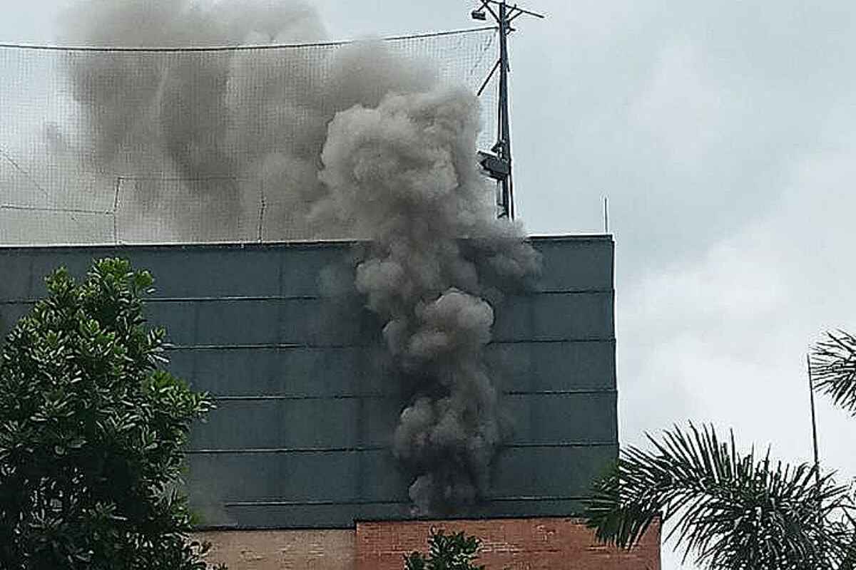 Evacúan centro comercial El Tesoro por incendio en restaurante: bomberos controlan las llamas