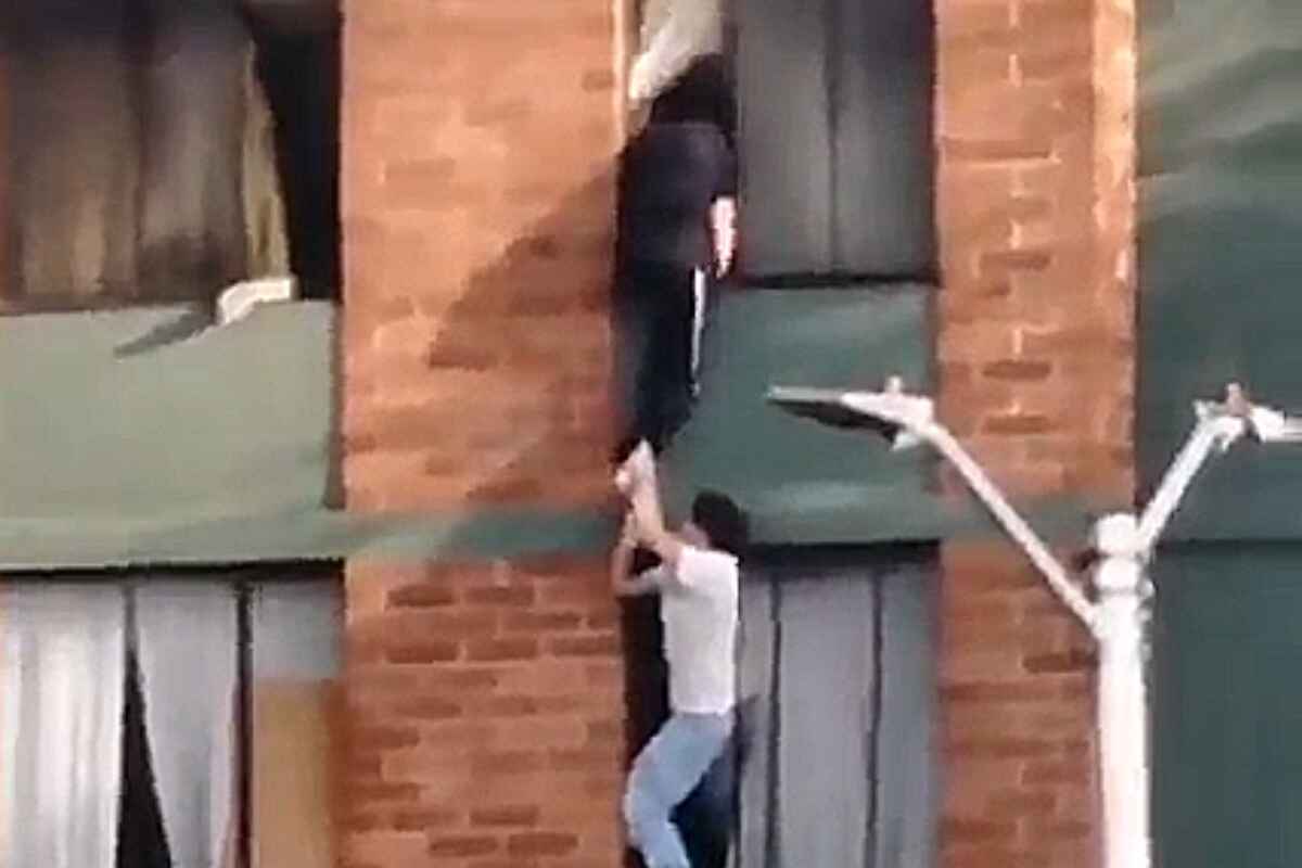 Hombre salva a su vecina y a su gato de las llamas en un incendio en su apartamento en Bogotá