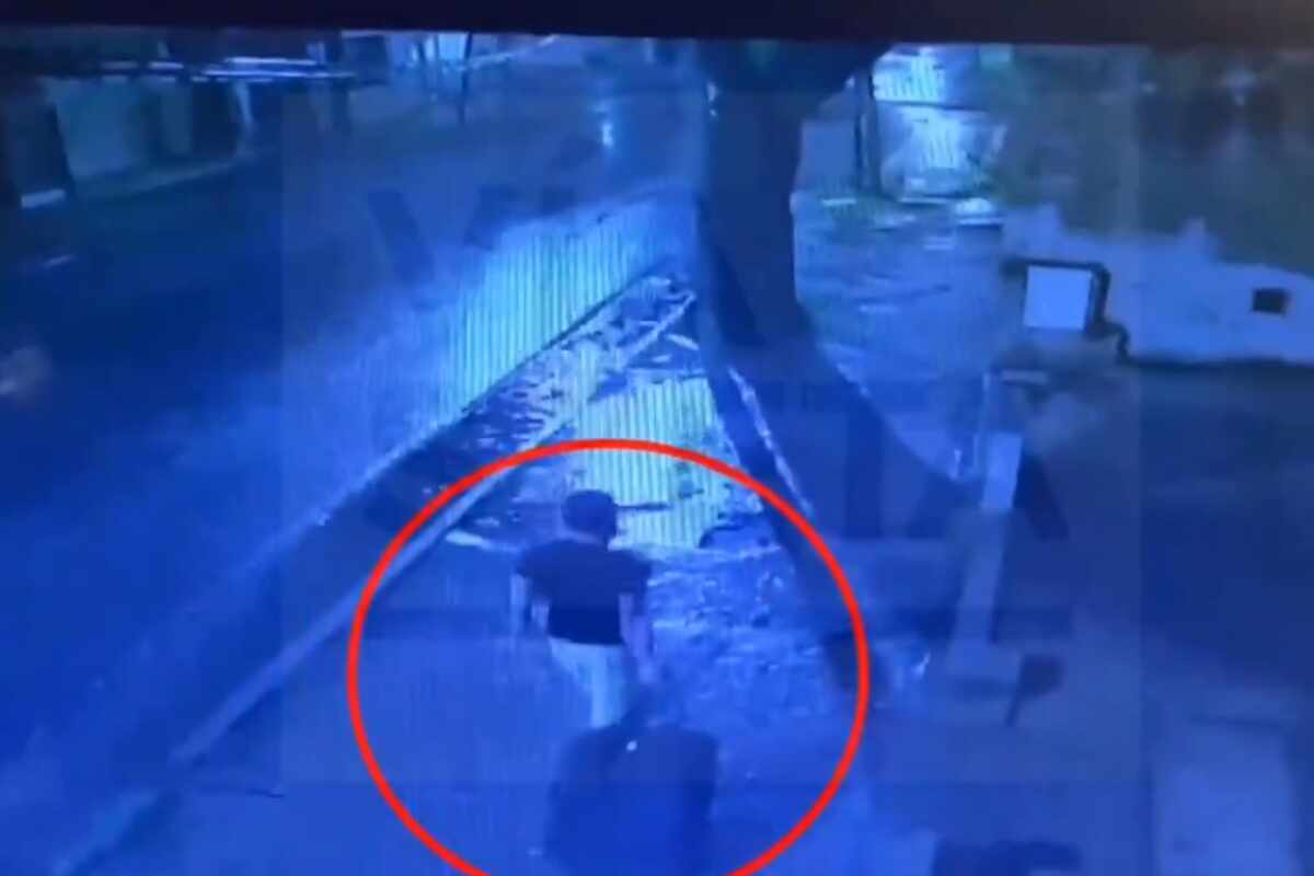 Un video revela el momento en que el hijo de un jubilado lleva su cuerpo descuartizado en una valija por Lanús