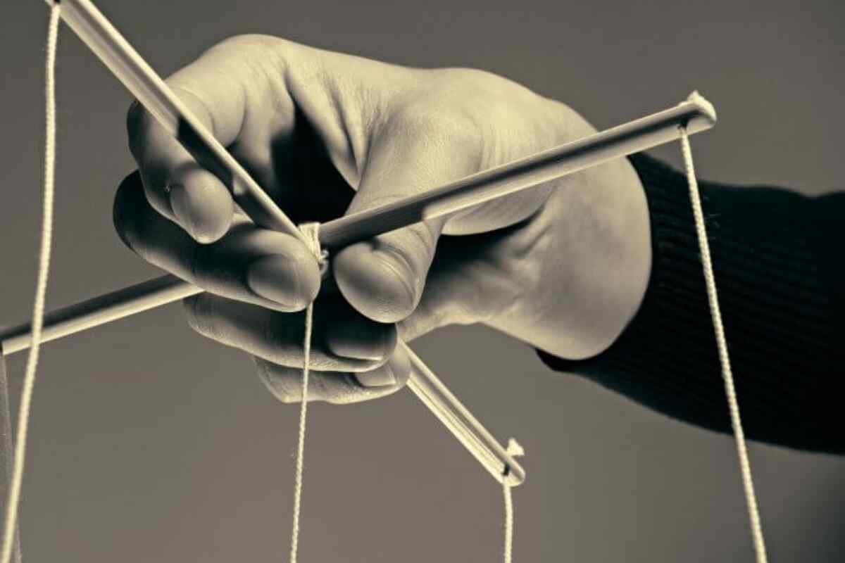 5 señales de alerta para detectar a una persona manipuladora