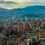 Medellín, una ciudad vibrante: conoce sus lugares históricos, sus parques naturales y su vida nocturna