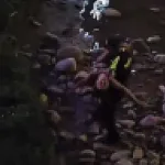 Rescate dramático: una mujer es arrastrada por el río Medellín y logran sacarla con vida