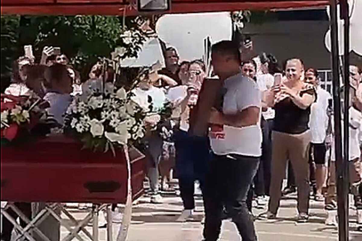 El doloroso baile de un padre con la foto de su hija fallecida en un incendio en Neiva
