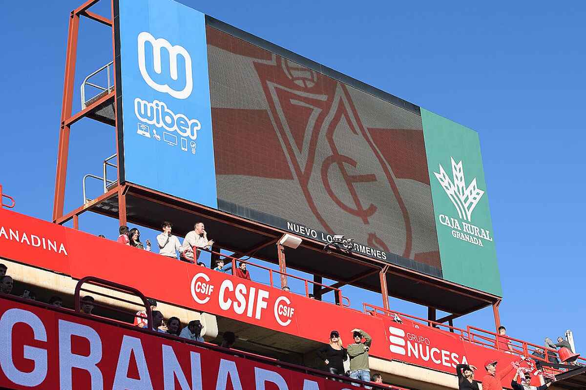 Suspenden el Granada-Athletic por la muerte de un aficionado en la grada que entró en parada cardiorrespiratoria