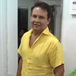 Peluquero murió desangrado en su local tras ser atacado en el barrio Simón Bolívar de Barranquilla Según las primeras informaciones, los familiares de Luna Navarro llegaron al lugar donde laboraba y lo encontraron tendido sobre un charco de sangre, con una profunda herida en el cuello, que le habría causado la muerte. De inmediato, llamaron al cuadrante de la Policía, que hizo presencia en el sitio y acordonó la zona. Los uniformados que llegaron al lugar del lamentable hecho, observaron que Luna Navarro estaba en el piso del local con signos de violencia, lo que hace suponer que fue atacado por el o los victimarios, que huyeron del lugar sin dejar rastro. Hallan muerto a un peluquero en su local con una herida en el cuello en Barranquilla Al sitio llegaron miembros del Cuerpo Técnico de Investigación (CTI) de la Fiscalía, que realizaron el levantamiento del cuerpo, que fue trasladado posteriormente hasta las dependencias de Medicina Legal. Las autoridades no informaron si se trató de un robo o de otro motivo. No obstante, se investigan y analizan los videos que quedaron grabados en las cámaras de seguridad cercanas al local, para ver si se puede identificar al o los responsables de este hecho criminal, que ha causado indignación y dolor en el barrio Simón Bolívar.