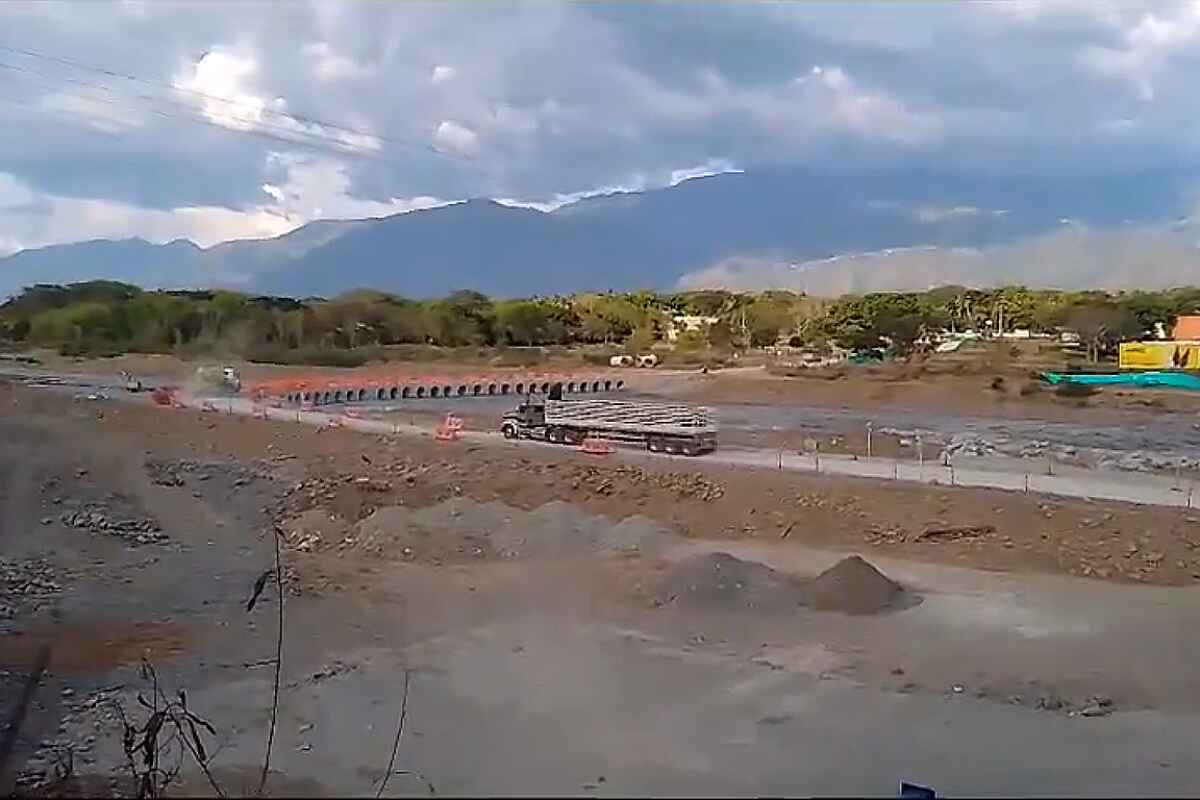 Santa Fe de Antioquia recupera la movilidad sobre el río Tonusco con un paso provisional