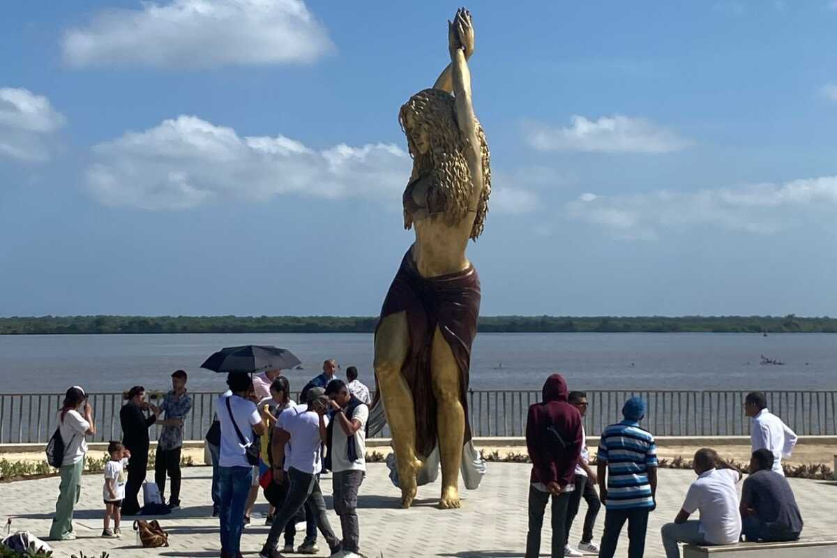 Shakira ya tiene su estatua en Barranquilla: la obra fue develada por sus padres