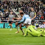 2-3. De Bruyne y Bobb, al rescate del City