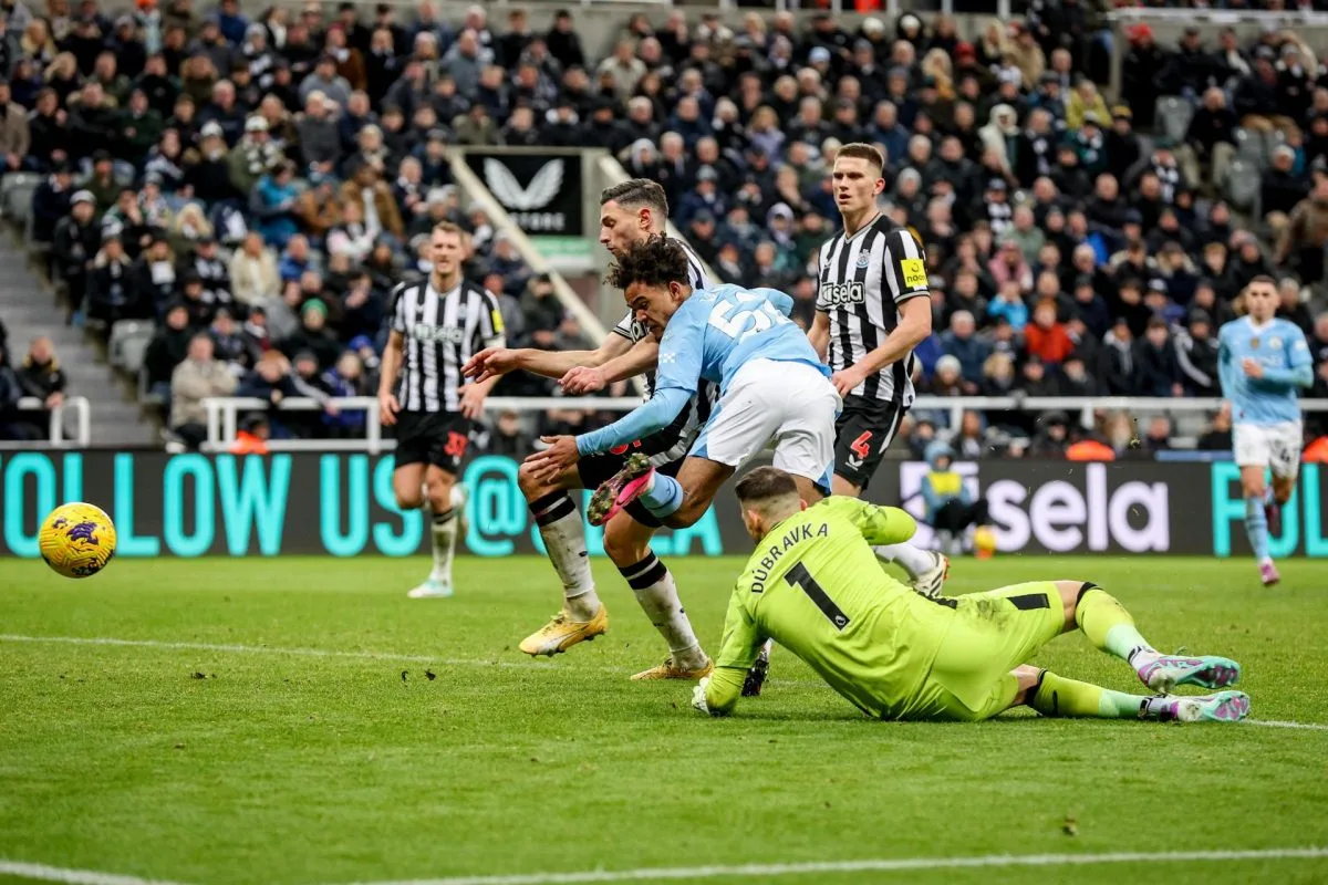 2-3. De Bruyne y Bobb, al rescate del City