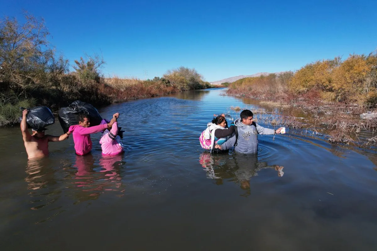 Agentes mexicanos rescatan a mujer y 4 hijos con hipotermia tras pasar horas en río Bravo