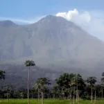 Al menos 1.500 evacuados por la erupción de un volcán al este de Indonesia