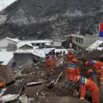 Al menos 2 fallecidos tras corrimiento de tierra que dejó 47 personas enterradas en China
