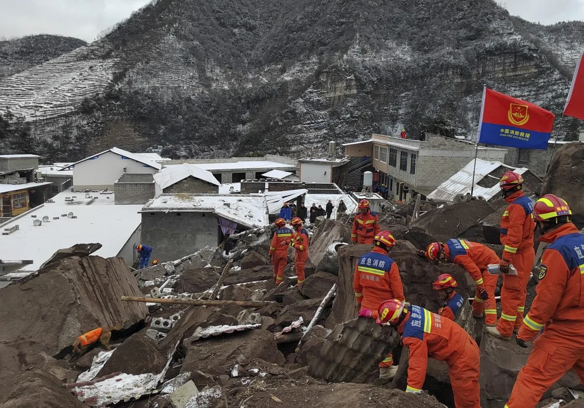 Al menos 2 fallecidos tras corrimiento de tierra que dejó 47 personas enterradas en China