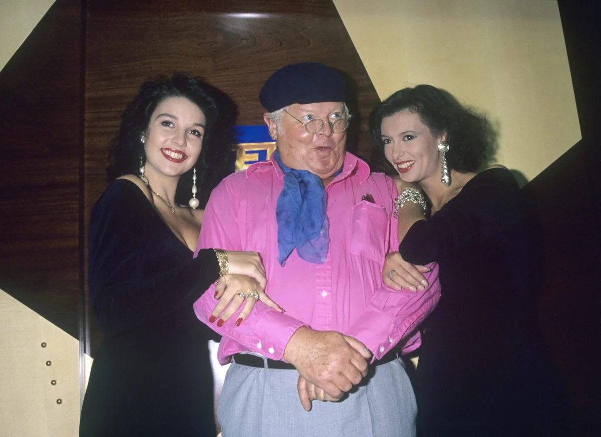 Benny Hill, cien años del humorista británico que hoy habría sido desechado por sexista