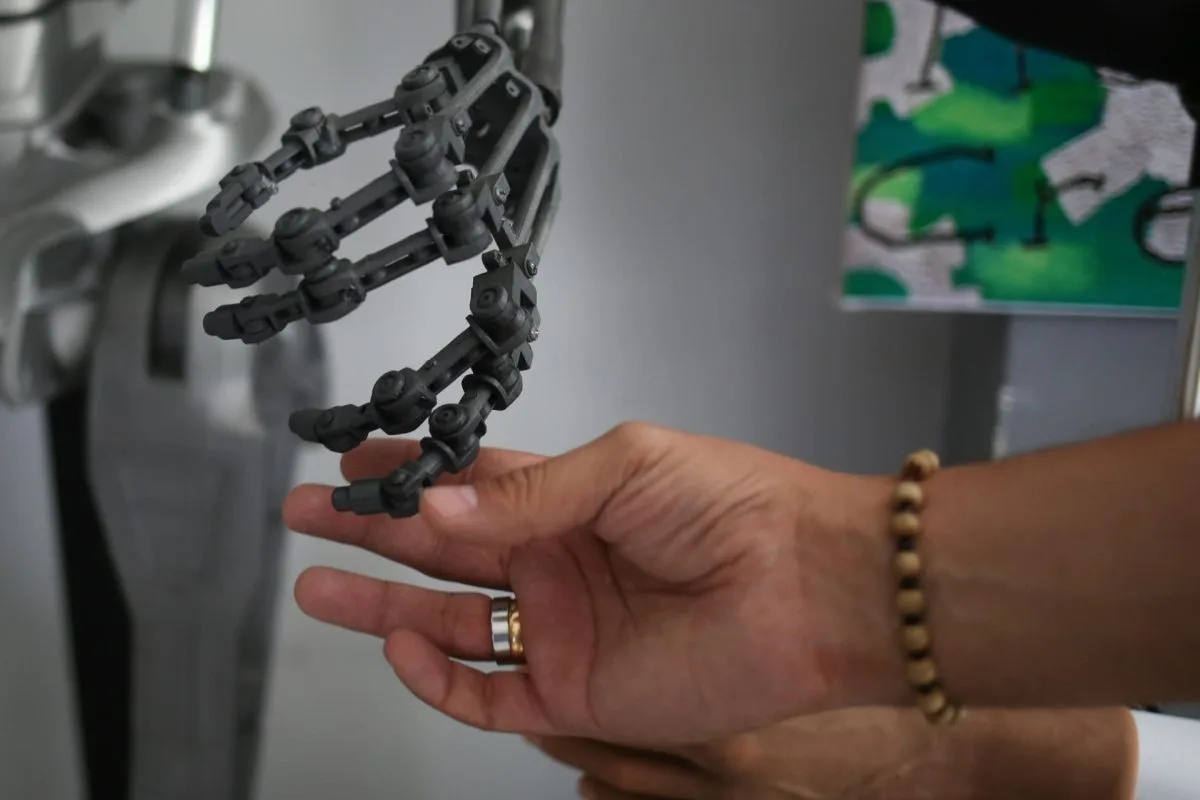 Boliviano crea un museo de robótica y sueña con construir un centro de desarrollo biónico