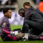Ederson se retira lesionado en el minuto 8