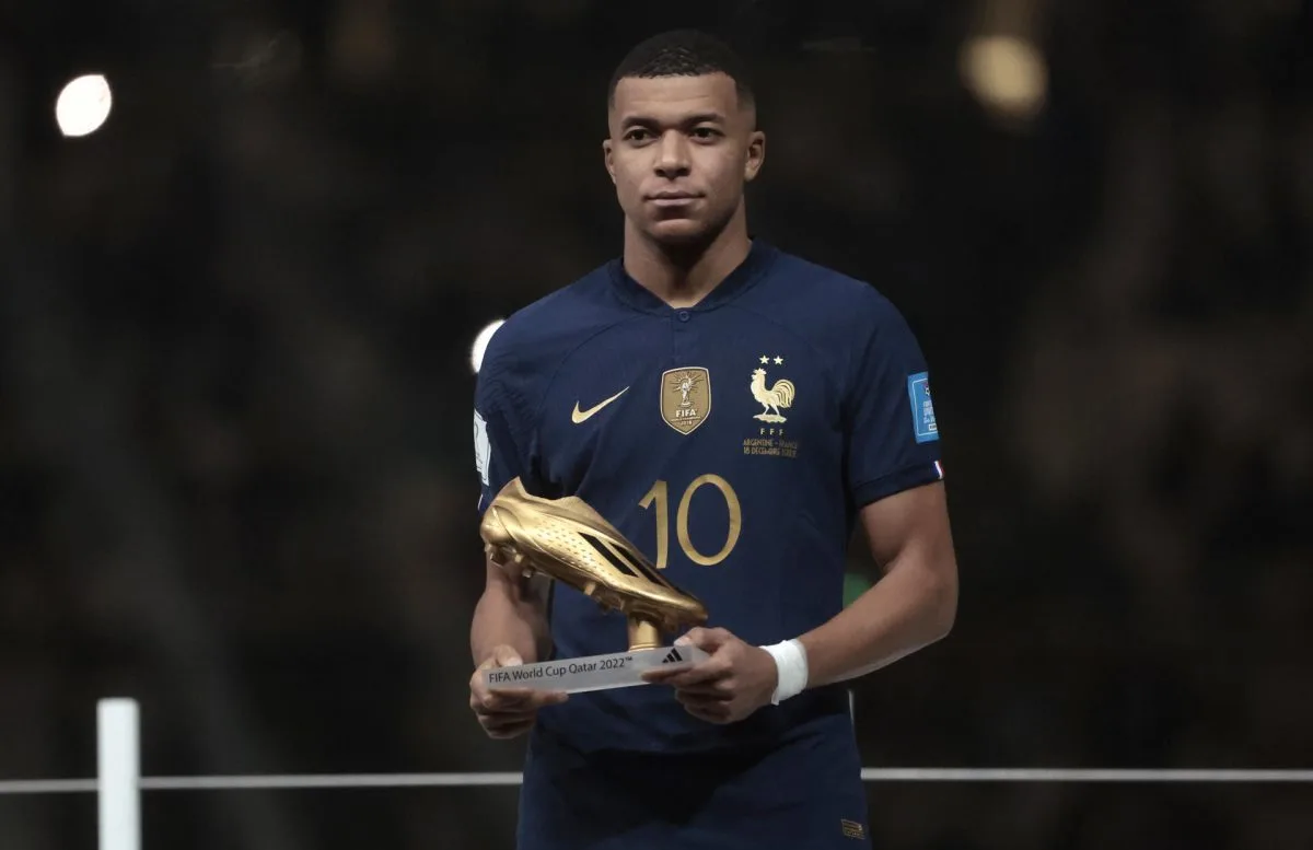 El entorno de Mbappé niega que el jugador haya firmado nada para el futuro