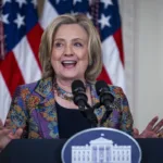 Hilary Clinton apoya a la directora y a la protagonista de 'Barbie' tras la decepción en los Óscar