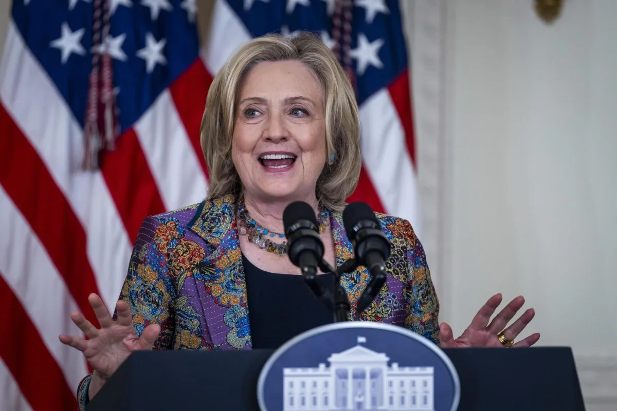 Hilary Clinton apoya a la directora y a la protagonista de 'Barbie' tras la decepción en los Óscar