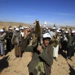 Hutíes exhiben músculo con desfile de cientos de reclutas en medio de tensión en mar Rojo
