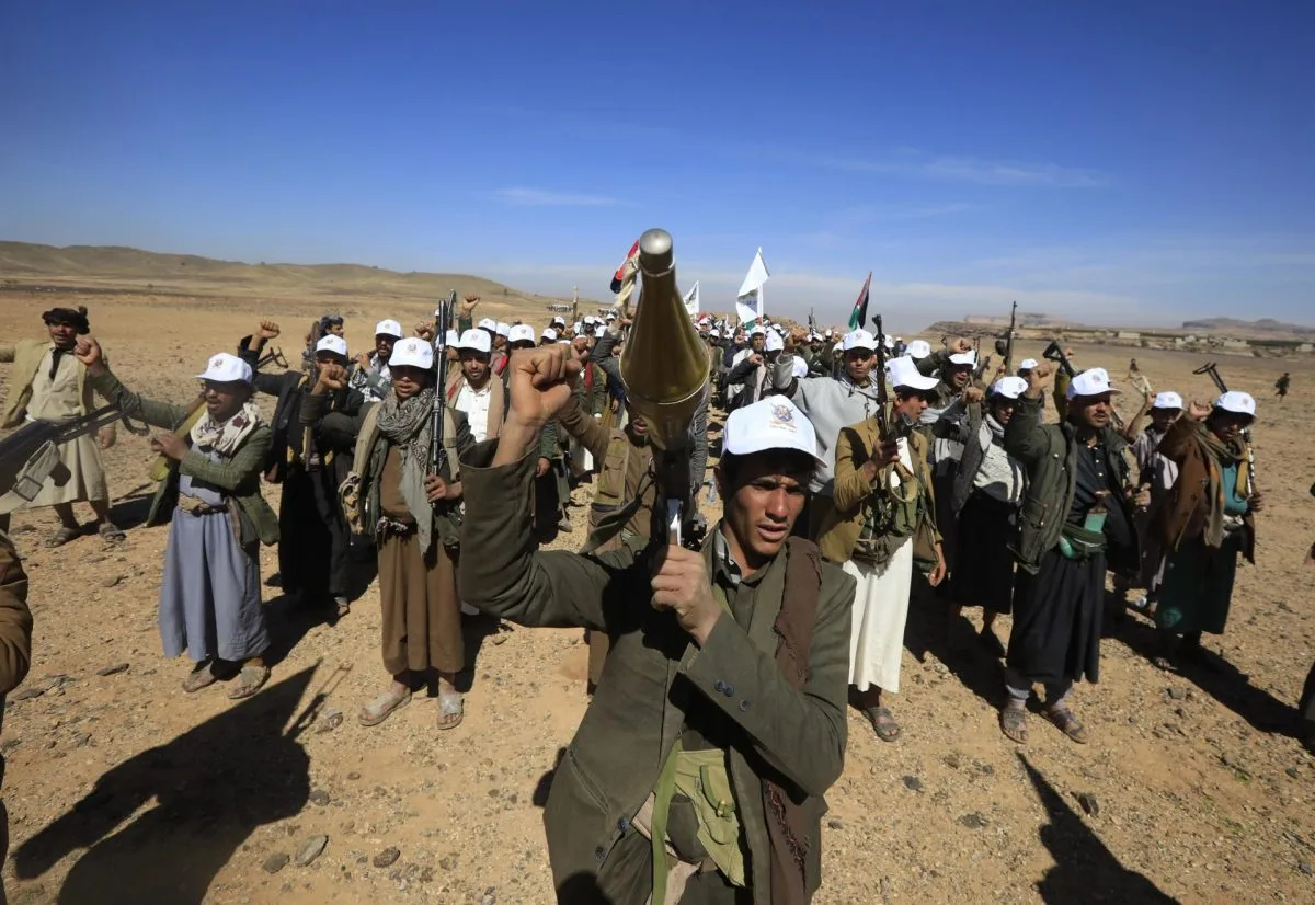 Hutíes exhiben músculo con desfile de cientos de reclutas en medio de tensión en mar Rojo