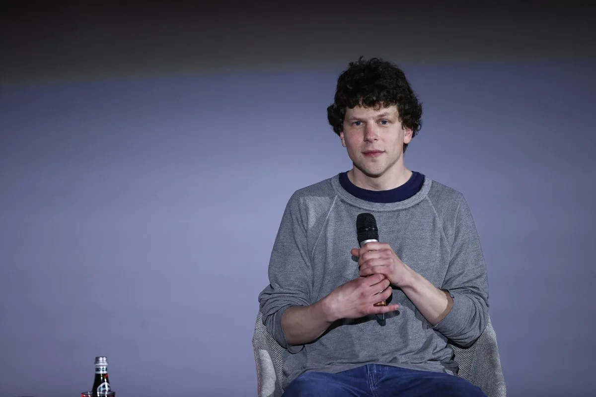 Jesse Eisenberg explora y actualiza el trauma del Holocausto con la película 'A Real Pain'