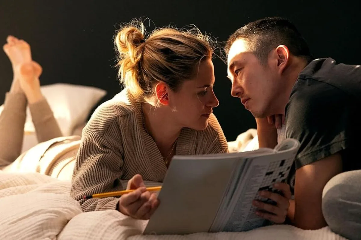 Kristen Stewart y Steven Yeun cuestionan la humanidad de internet en el filme 'Love Me'