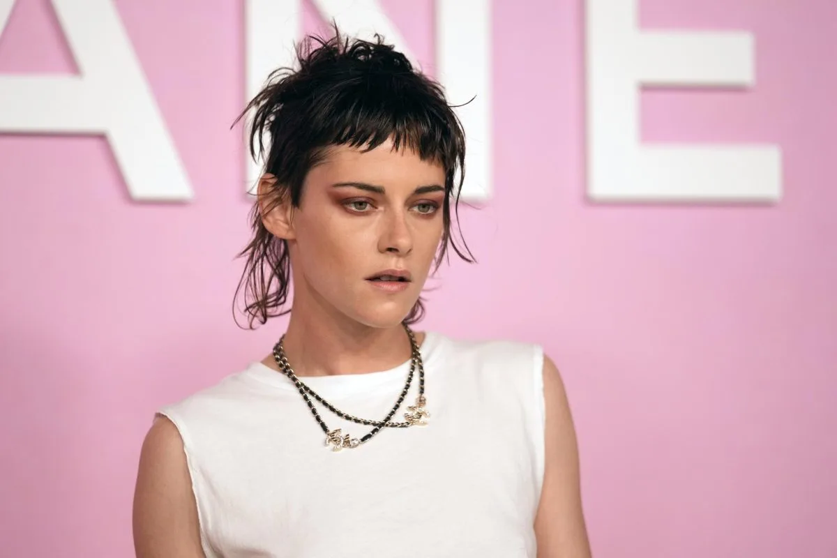 Kristen Stewart y Steven Yeun cuestionan la humanidad de internet en el filme 'Love Me'