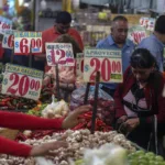 La inflación en Latinoamérica cede en 2023, pese al bajo crecimiento y a la hiperinflación argentina