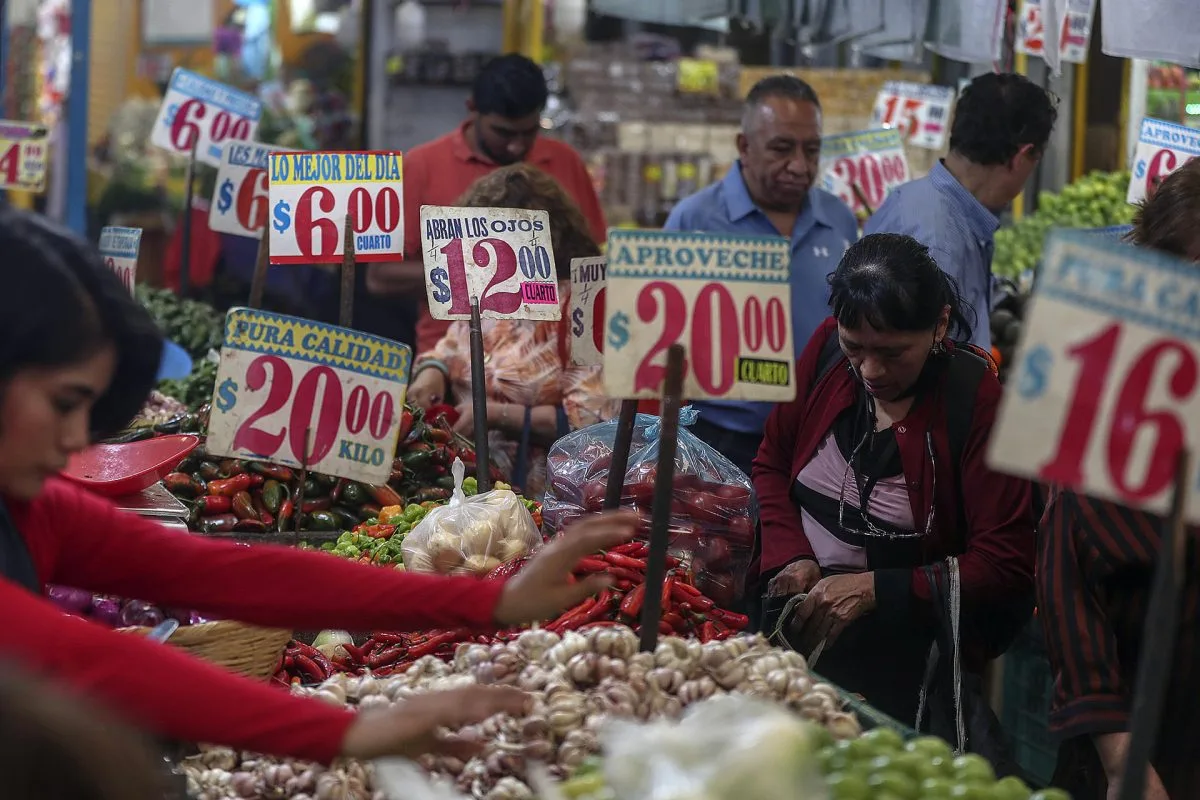 La inflación en Latinoamérica cede en 2023, pese al bajo crecimiento y a la hiperinflación argentina