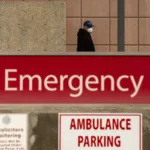 Las mascarillas vuelven a algunos hospitales de EE.UU. ante un pico de contagios de covid