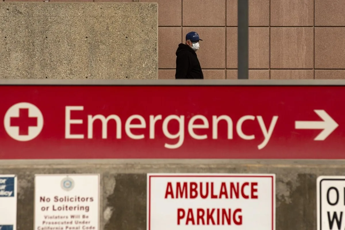 Las mascarillas vuelven a algunos hospitales de EE.UU. ante un pico de contagios de covid