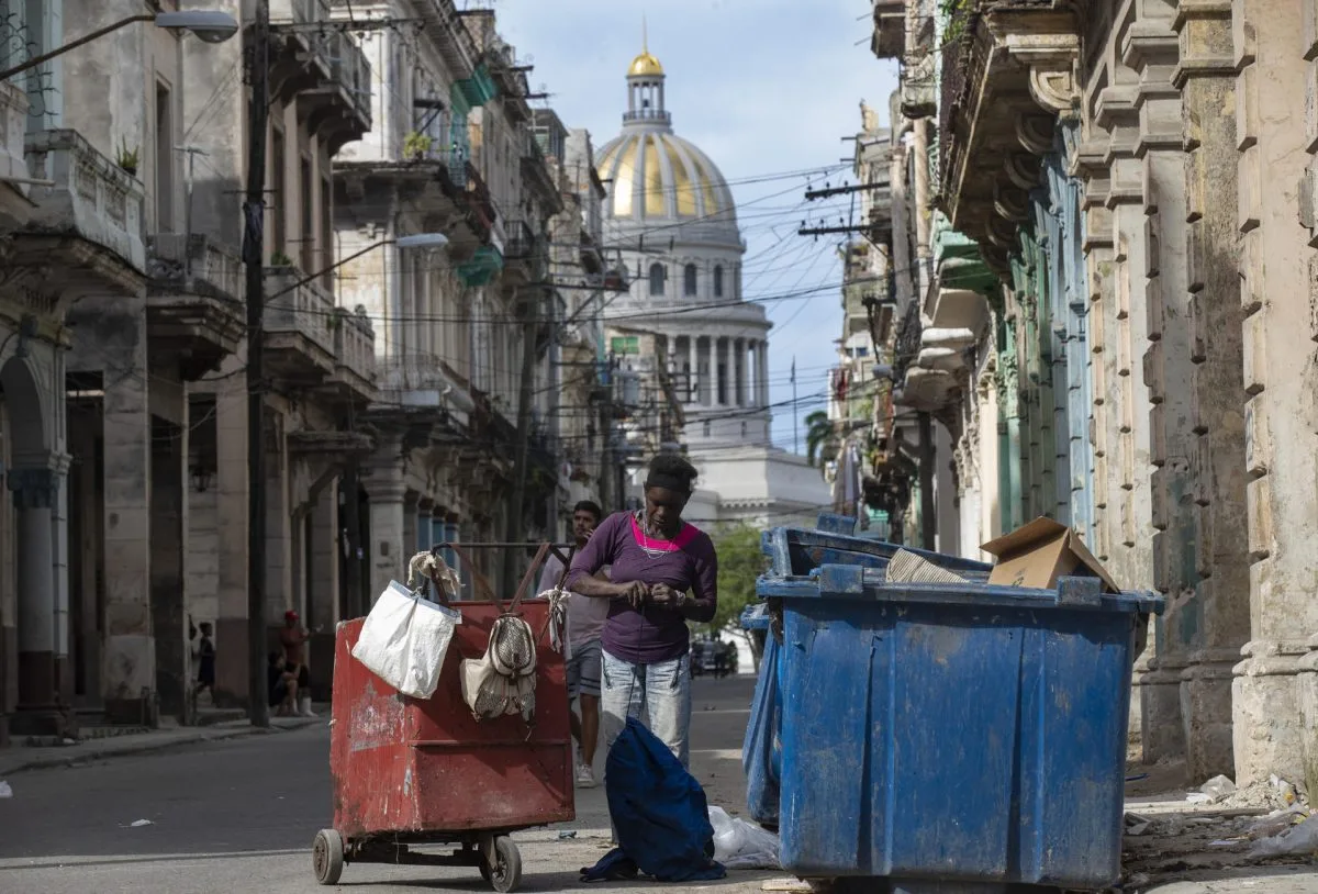 Los 'buzos' de La Habana: sumergirse en la basura para subsistir la crisis en Cuba