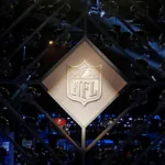 NFL multa a propietario de Panthers con 300.000 dólares por arrojar bebida al público