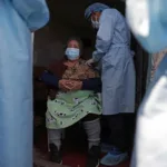 Perú comienza a aplicar la vacuna monovalente contra la covid-19 a las personas en riesgo