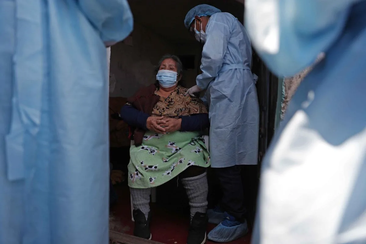 Perú comienza a aplicar la vacuna monovalente contra la covid-19 a las personas en riesgo
