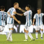Perú lidera el Grupo B con su triunfo ante Chile y Argentina salva el empate ante Paraguay