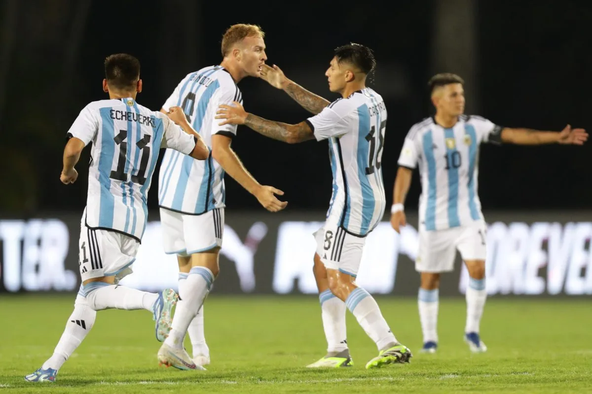 Perú lidera el Grupo B con su triunfo ante Chile y Argentina salva el empate ante Paraguay