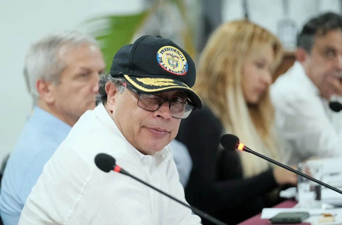 Petro - No hay que devolverle el poder a la oligarquía colombiana-- Petro y la Polémica de las Armas Perdidas en bases militares: ¿Un Millón o Un Malentendido?